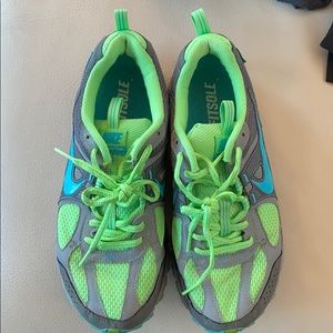 Like new nike sneakers